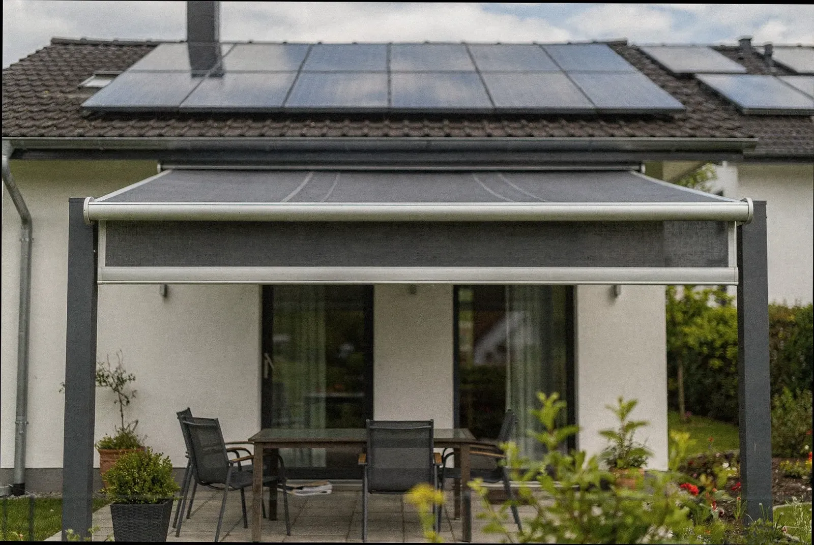 Terrassenüberdachung mit Beschattungssystem in Bielefeld